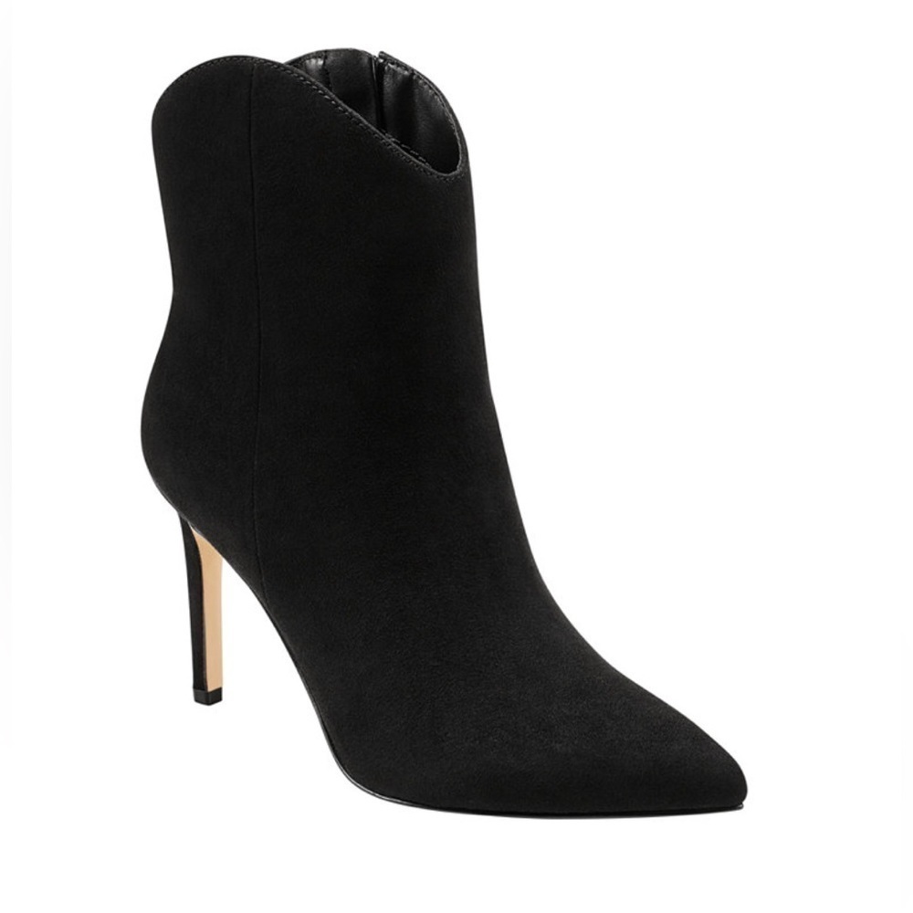 REVATI HEELED BOOTIE
MARC FISHER. Note: little Soiled on one of boot,hardly seen
